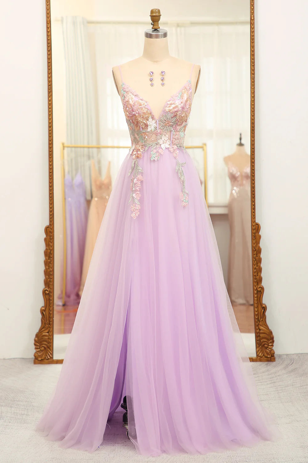 Robe de bal longue lilas pailletée à bretelles spaghetti et fleurs